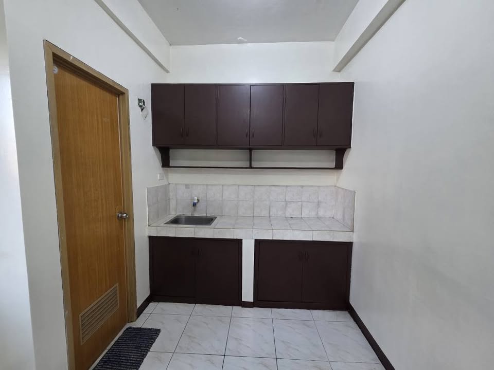 1-Bedroom Apartment with Terrace for Rent in Sampaloc, Manila photo 2