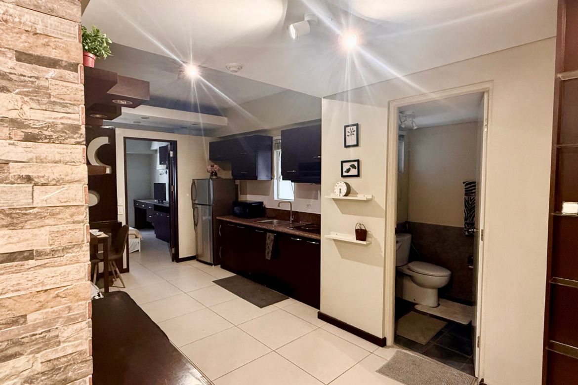 1 Bedroom Commercial for Sale in The Columns At Legaspi Village, San Lorenzo, Makati, Metro Manila – photo 2