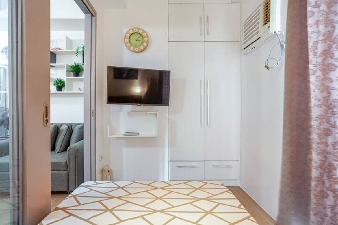 1 Bedroom Condo for Rent in HQ Laureano di Trevi Tower, Pio Del Pilar, Makati, Metro Manila near MRT-3 Magallanes