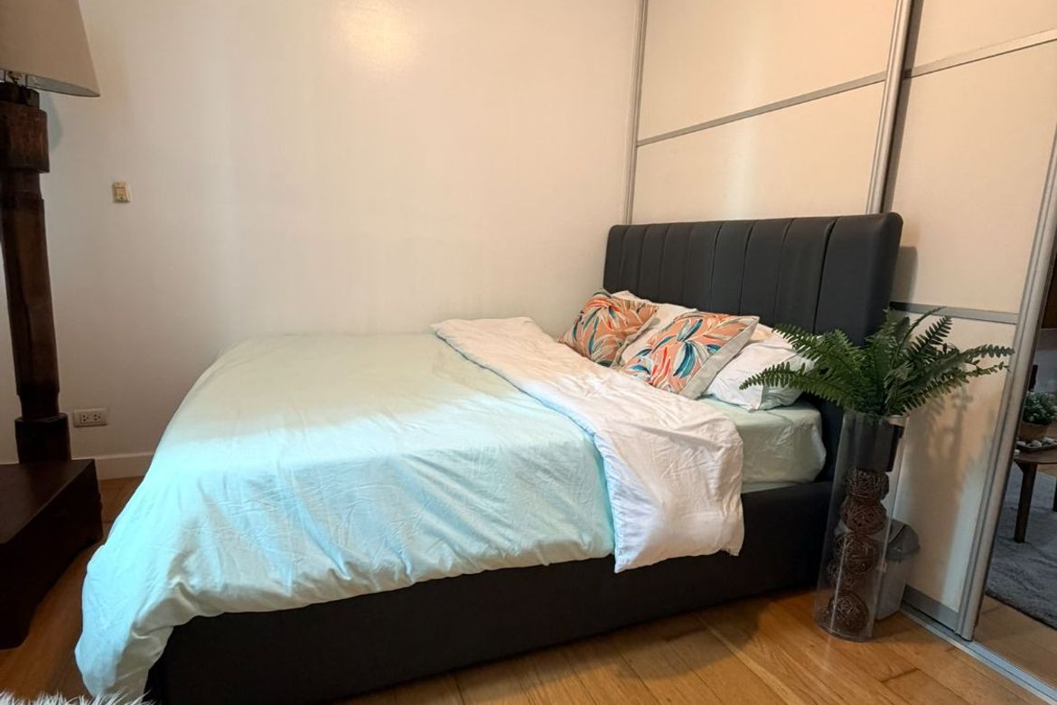1 Bedroom Condo for Rent in Park Terraces, San Lorenzo, Makati, Metro Manila near MRT-3 Ayala photo 3