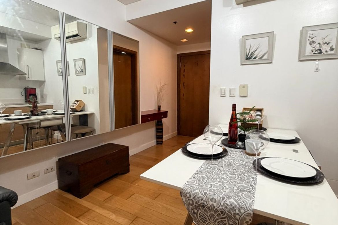 1 Bedroom Condo for Rent in Park Terraces, San Lorenzo, Makati, Metro Manila near MRT-3 Ayala photo 5