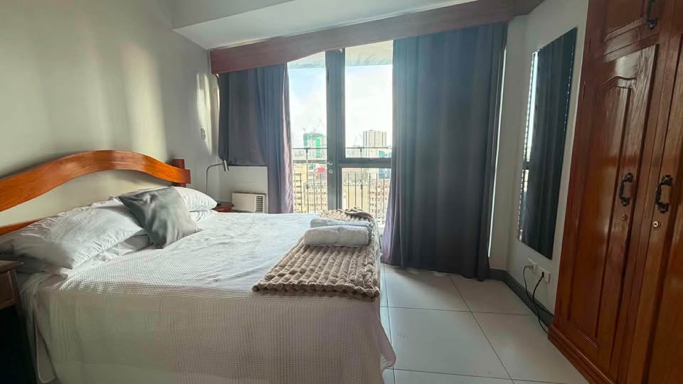 Fully Furnished 1-Bedroom Condo for Sale at KL Tower, Legaspi Village, Makati – photo 6