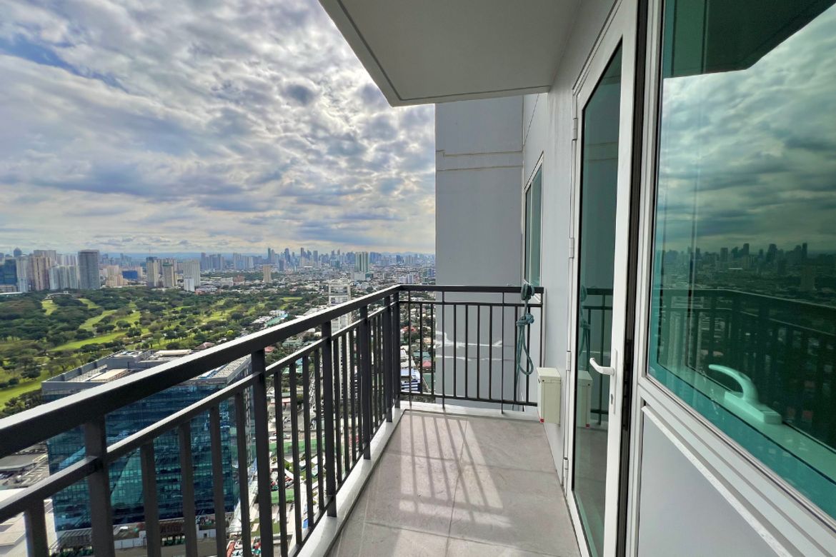 1 Bedroom Condo for Sale in Greenhills, San Juan, Metro Manila near MRT-3 Santolan