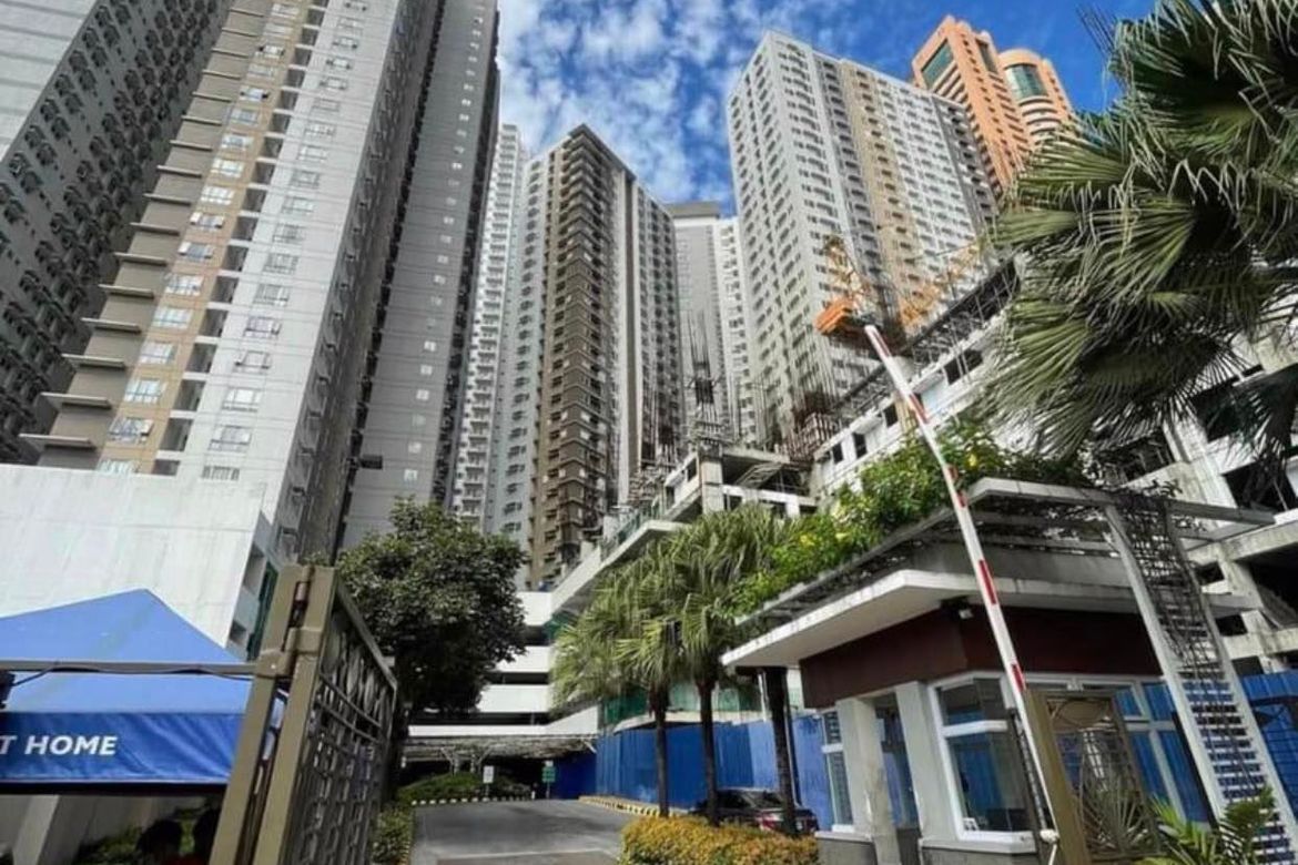1 Bedroom Condo for Sale in Pioneer Woodlands, Barangka Ilaya, Mandaluyong, Metro Manila near MRT-3 Boni