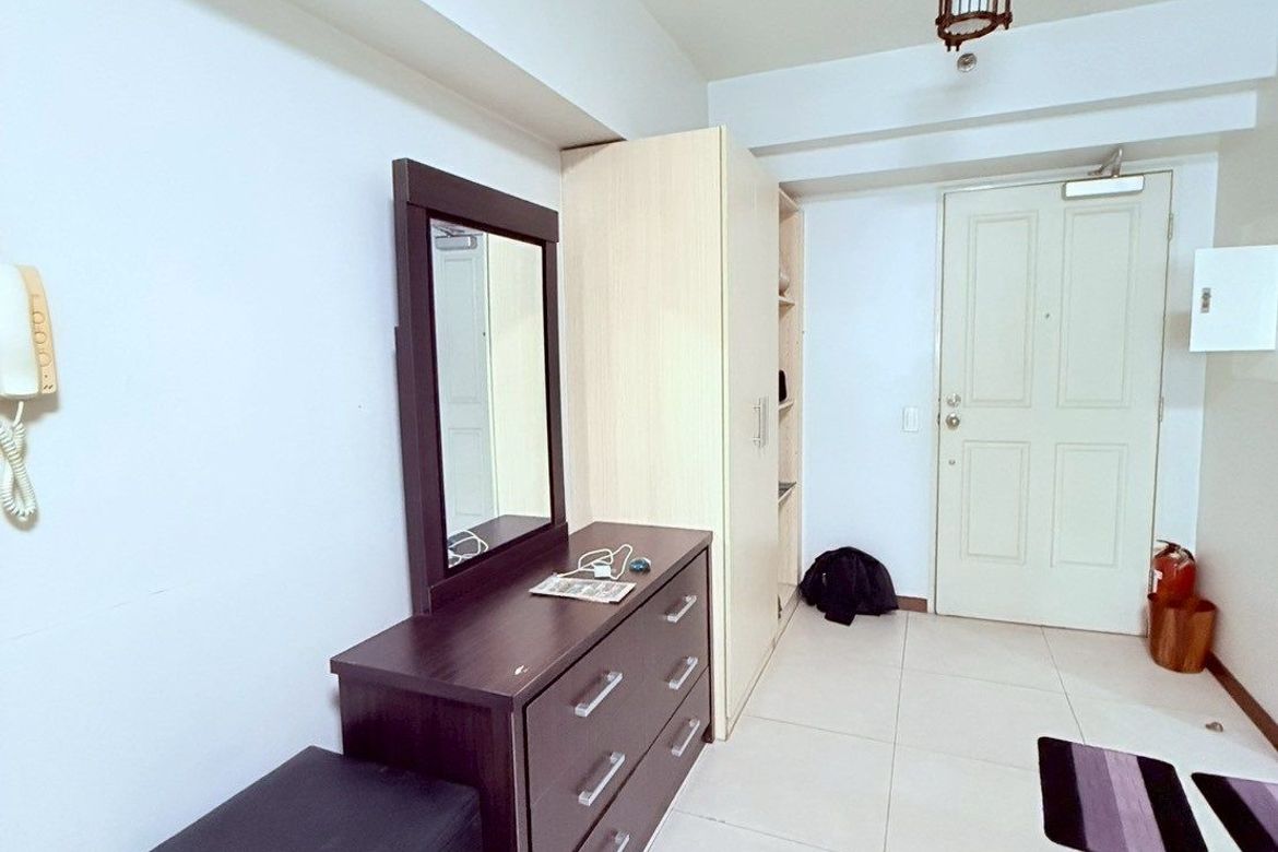 1 Bedroom Condo for Sale in The Columns At Legaspi Village, San Lorenzo, Makati, Metro Manila