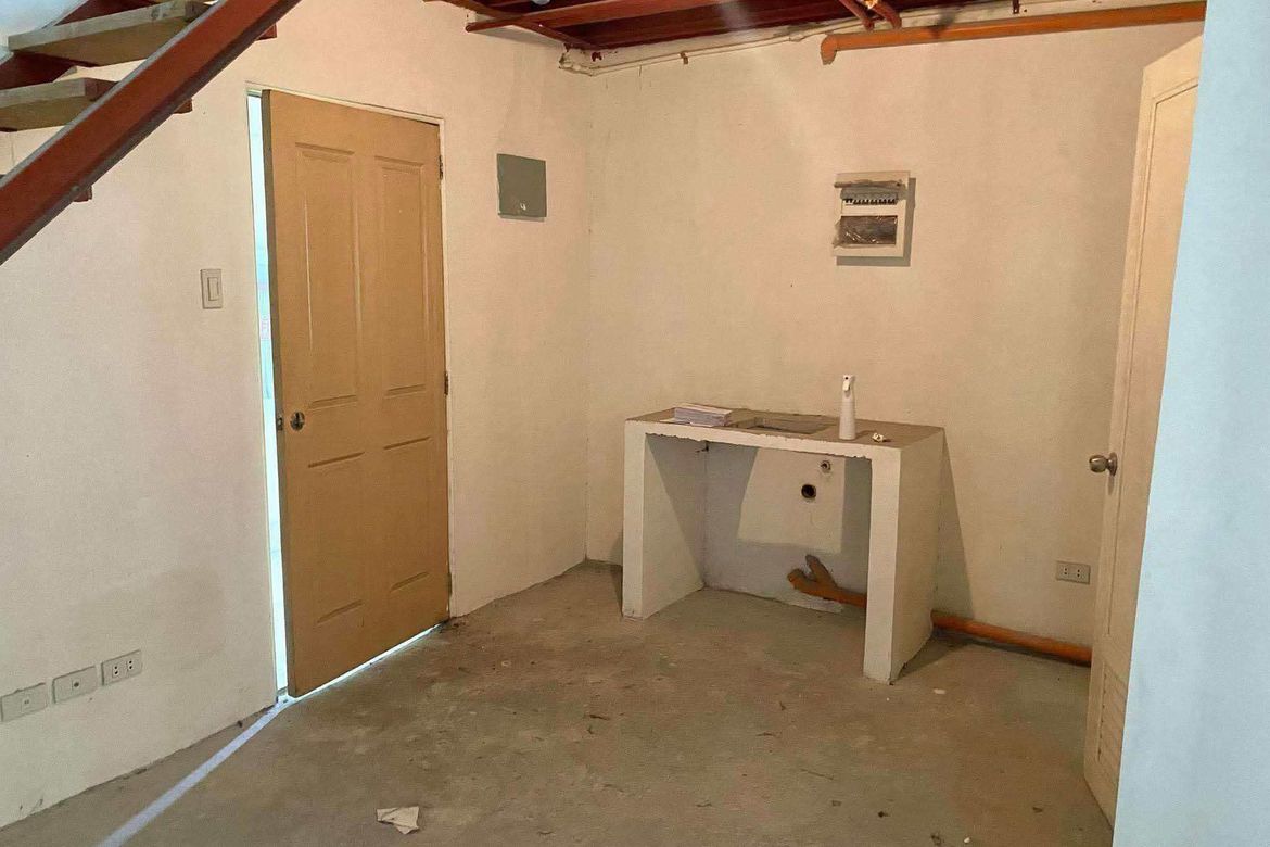 1 Bedroom Condo for Sale in Victoria de Makati, Pio Del Pilar, Makati City