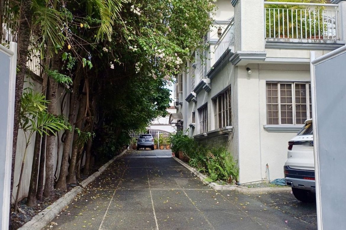 10 Bedroom House for Sale in LOYOLA GRAND VILLAS, Ramon Magsaysay, Quezon City, Metro Manila near LRT-1 Roosevelt – photo 5