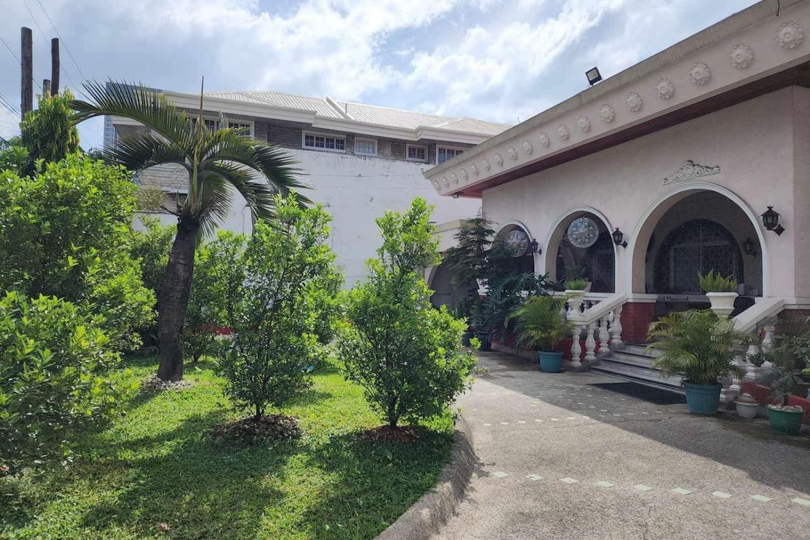 11 Bedroom House for Sale in Loyola Heights, Quezon City, Metro Manila near LRT-2 Katipunan