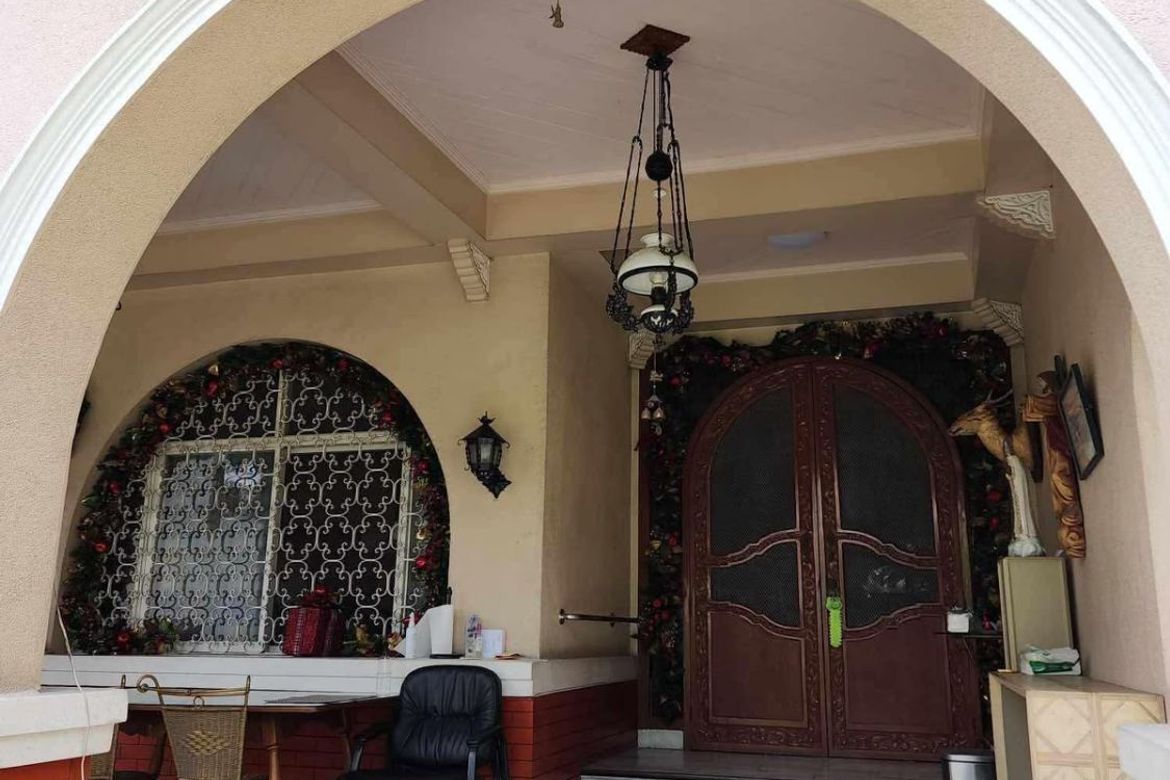 11 Bedroom House for Sale in Loyola Heights, Quezon City, Metro Manila near LRT-2 Katipunan – photo 2