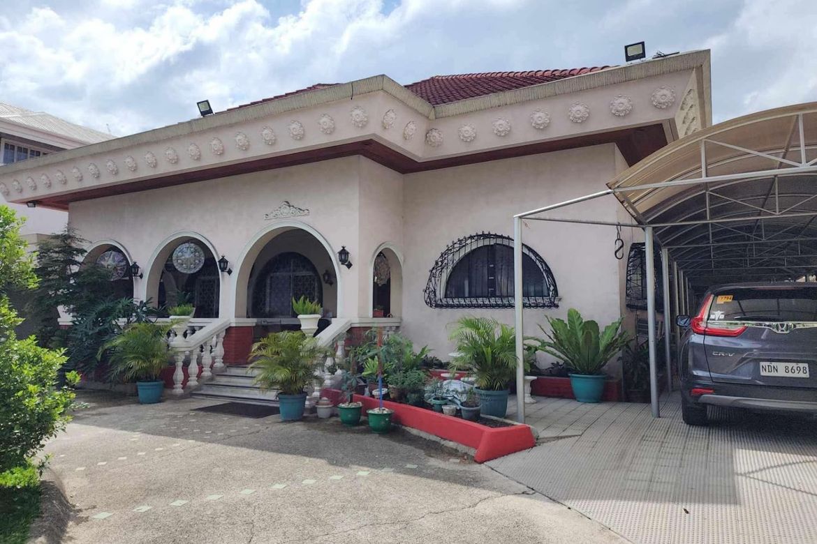 11 Bedroom House for Sale in Loyola Heights, Quezon City, Metro Manila near LRT-2 Katipunan – photo 3