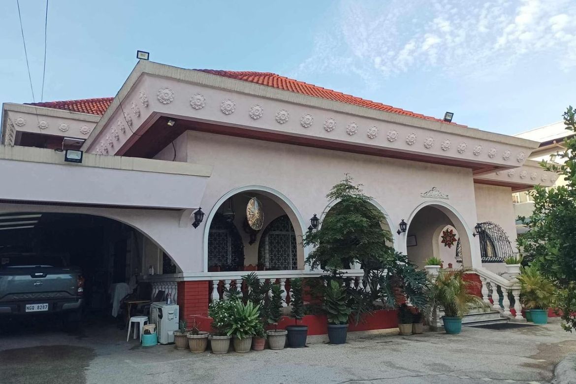 11 Bedroom House for Sale in Loyola Heights, Quezon City, Metro Manila near LRT-2 Katipunan – photo 5