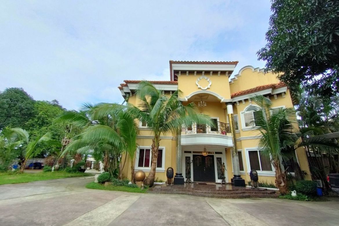 11 Bedroom Villa for Sale in Katipunan, Quezon City, Metro Manila near LRT-1 Roosevelt