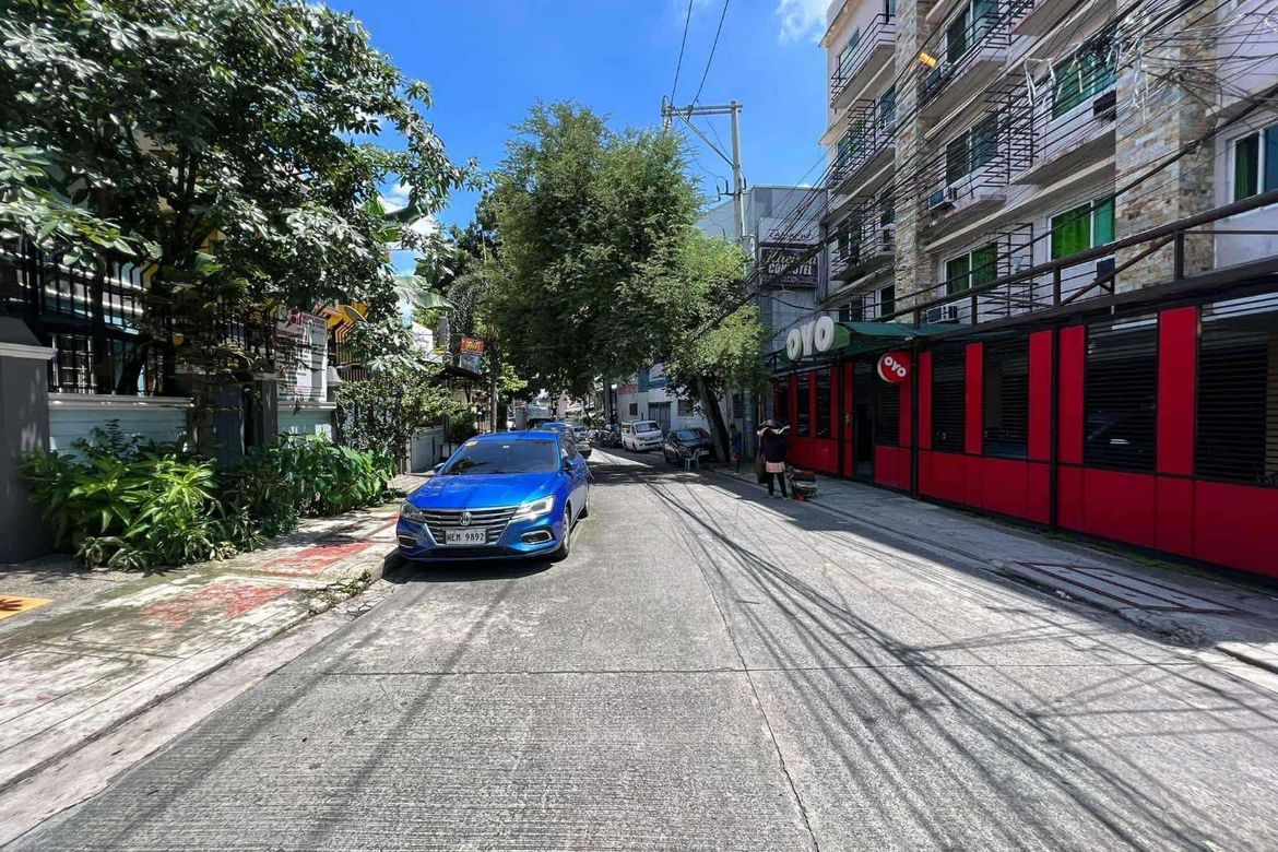 12 Bedroom House for Sale in Pinyahan, Quezon City, Metro Manila near MRT-3 Kamuning