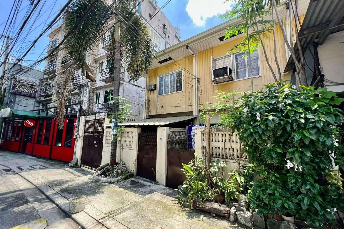 12 Bedroom House for Sale in Pinyahan, Quezon City, Metro Manila near MRT-3 Kamuning – photo 2
