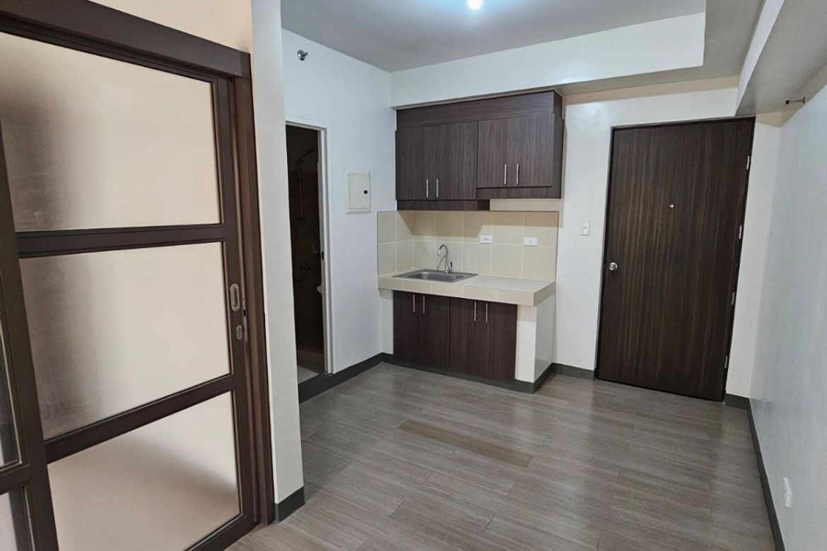 2 Bedroom Condo for Sale in Pioneer Heights 1, Highway Hills, Mandaluyong, Metro Manila near MRT-3 Boni – photo 2