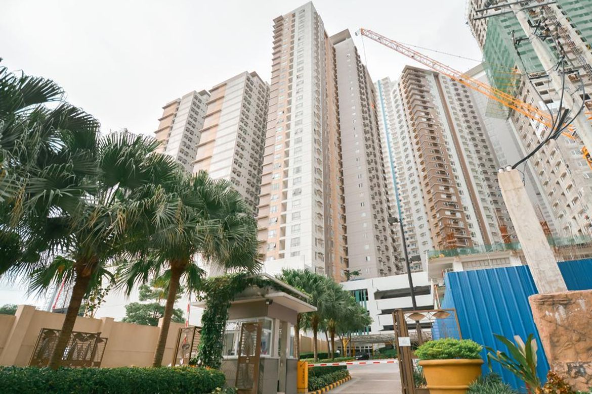 2 Bedroom Condo for Sale in Pioneer Woodlands, Barangka Ilaya, Mandaluyong, Metro Manila near MRT-3 Boni