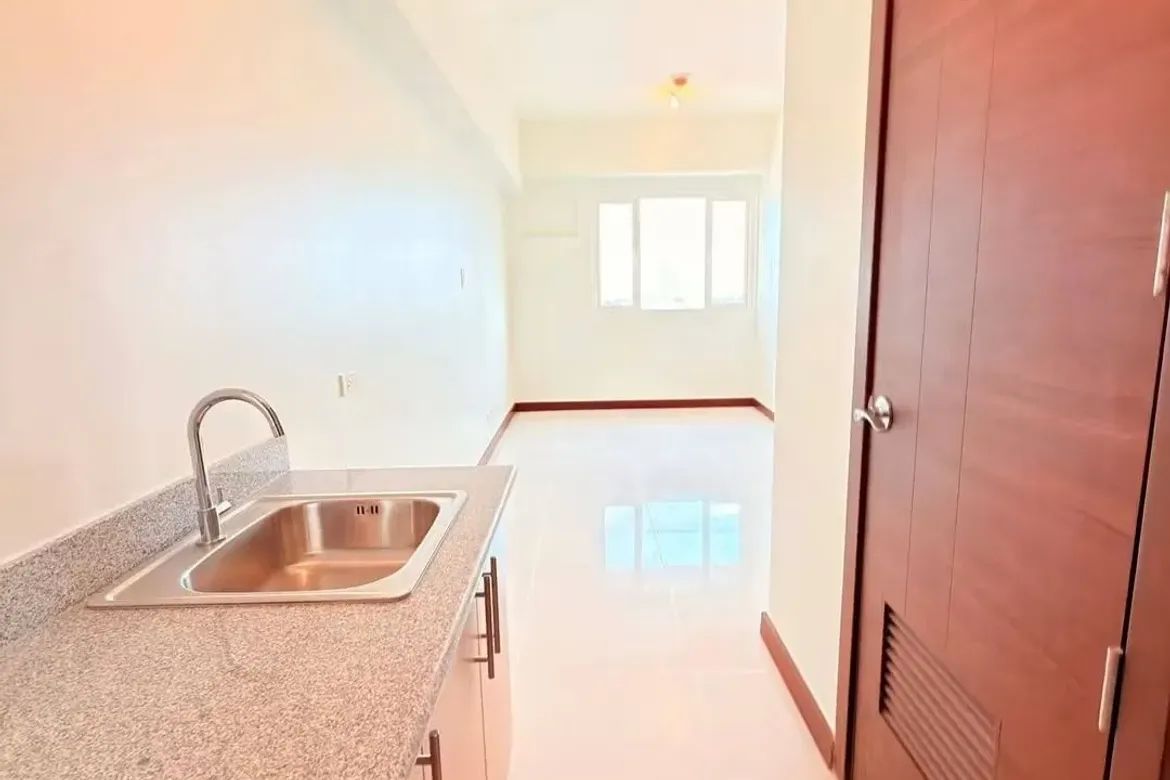 2 Bedroom Condo for Sale in Quantum Residences, Barangay 49, Pasay, Metro Manila near LRT-1 Gil Puyat