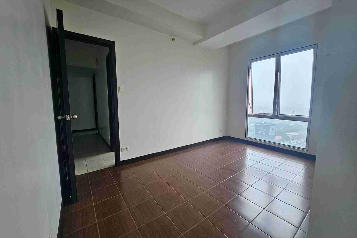 2 Bedroom Condo for Sale in San Lorenzo Place, Bangkal, Makati, Metro Manila near MRT-3 Magallanes – photo 4