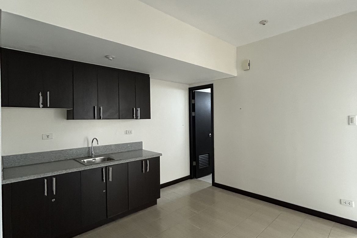 2 Bedroom Condo for Sale in San Lorenzo Place, Bangkal, Makati, Metro Manila near MRT-3 Magallanes – photo 3