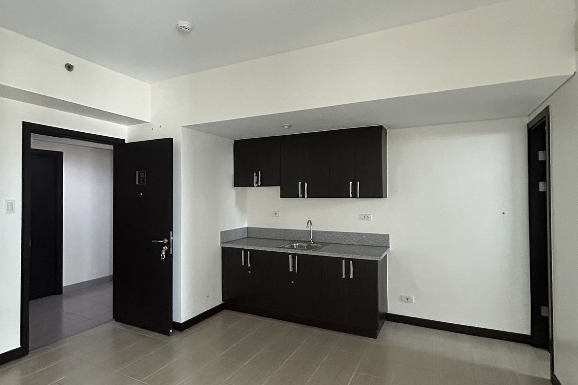 2 Bedroom Condo for Sale in San Lorenzo Place, Bangkal, Makati, Metro Manila near MRT-3 Magallanes – photo 4
