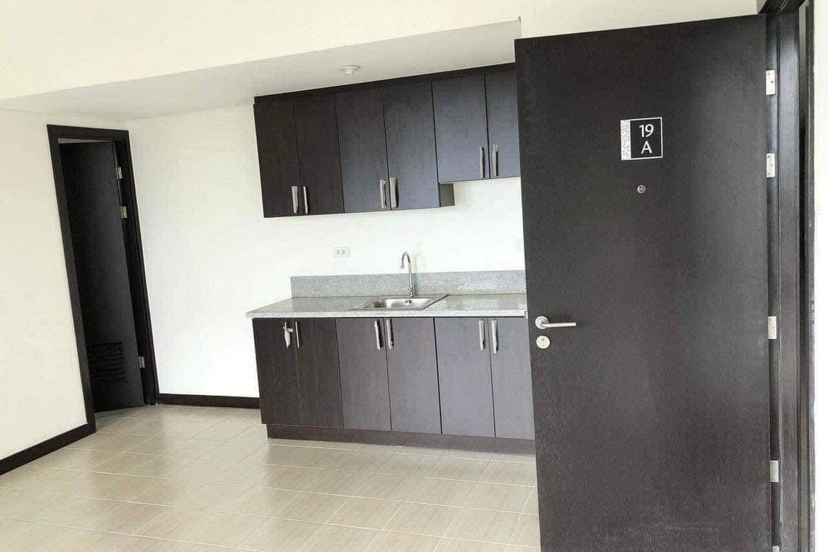 2 Bedroom Condo for Sale in San Lorenzo Place, Bangkal, Makati, Metro Manila near MRT-3 Magallanes – photo 2