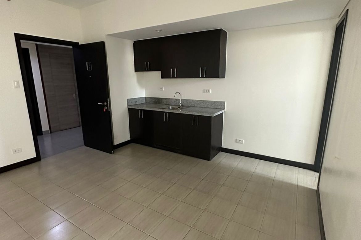 2 Bedroom Condo for Sale in San Lorenzo Place, Bangkal, Makati, Metro Manila near MRT-3 Magallanes – photo 5