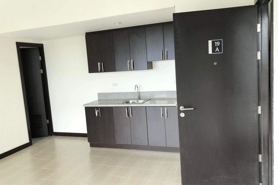 2 Bedroom Condo for Sale in San Lorenzo Place, Bangkal, Makati, Metro Manila near MRT-3 Magallanes – photo 5
