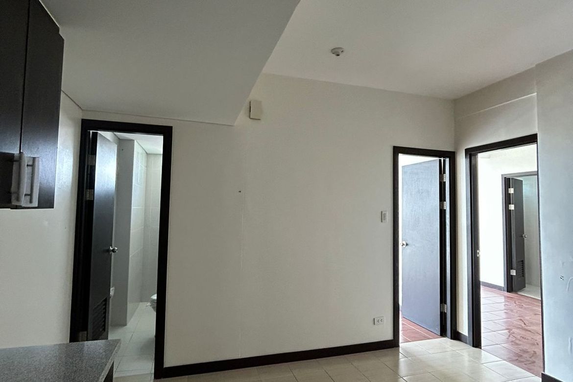 2 Bedroom Condo for Sale in San Lorenzo Place, Bangkal, Makati, Metro Manila near MRT-3 Magallanes – photo 6