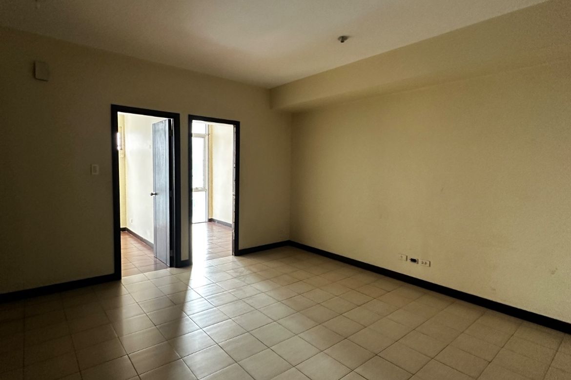 2 Bedroom Condo for Sale in San Lorenzo Place, Bangkal, Makati, Metro Manila near MRT-3 Magallanes