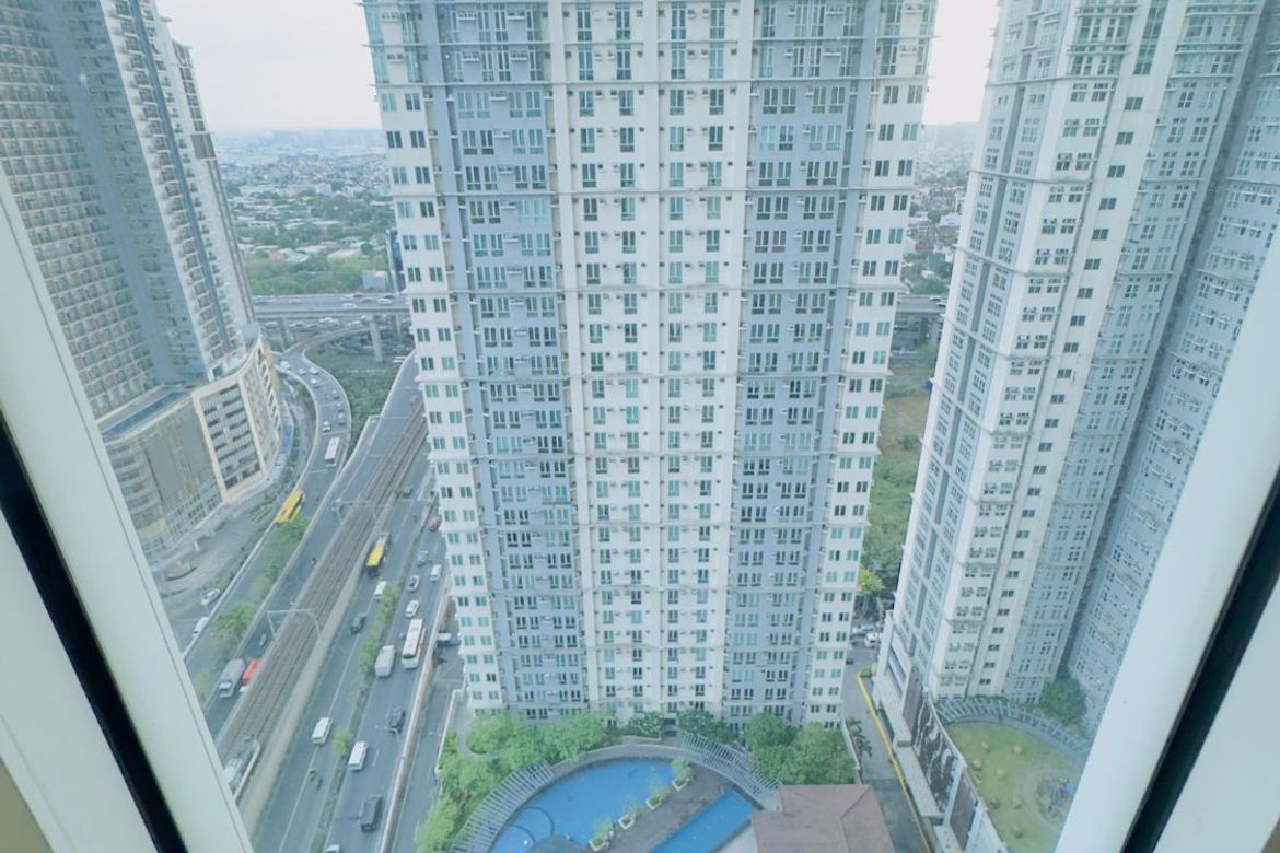 2 Bedroom Condo for Sale in San Lorenzo Place, Bangkal, Makati, Metro Manila near MRT-3 Magallanes