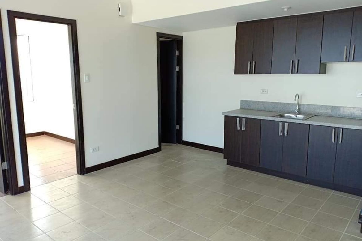 2 Bedroom Condo for Sale in San Lorenzo Place, Bangkal, Makati, Metro Manila near MRT-3 Magallanes – photo 8