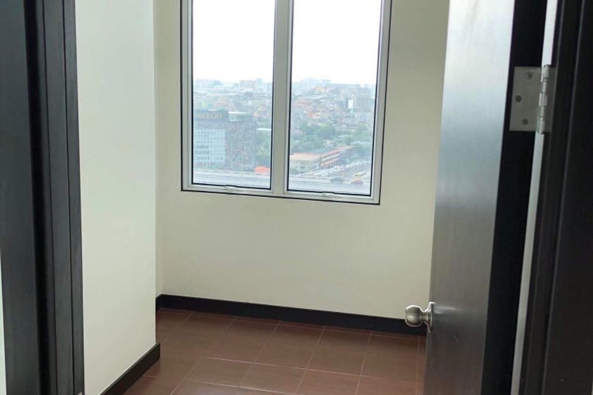 2 Bedroom Condo for Sale in San Lorenzo Place, Bangkal, Makati, Metro Manila near MRT-3 Magallanes – photo 4