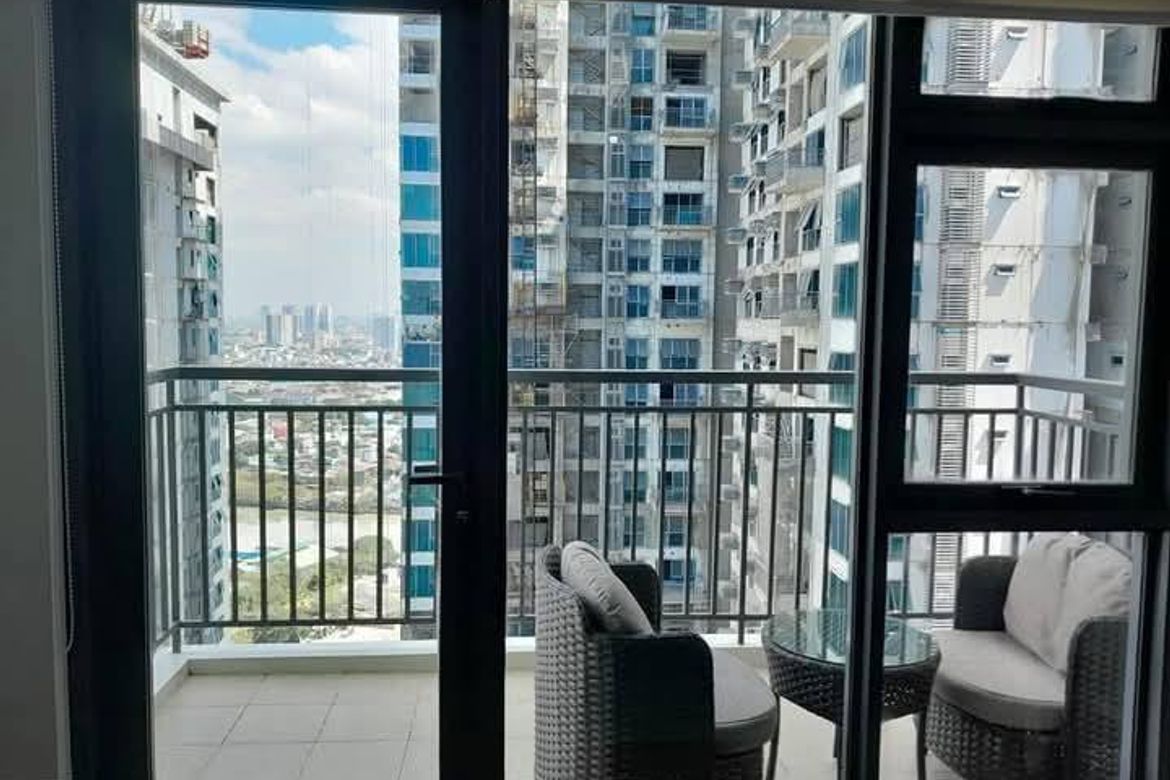 2 Bedroom Condo for Sale in Urdaneta, Makati City near MRT-3 Buendia