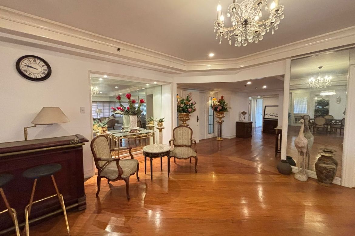 2 Bedroom Condo for Sale in Urdaneta, Makati, Metro Manila near MRT-3 Ayala