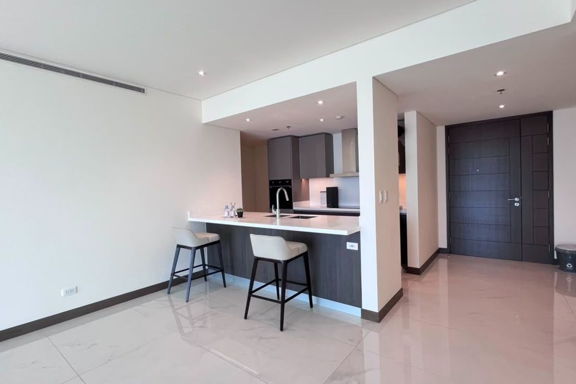 2 Bedroom Condo for Sale in Urdaneta, Makati, Metro Manila near MRT-3 Buendia