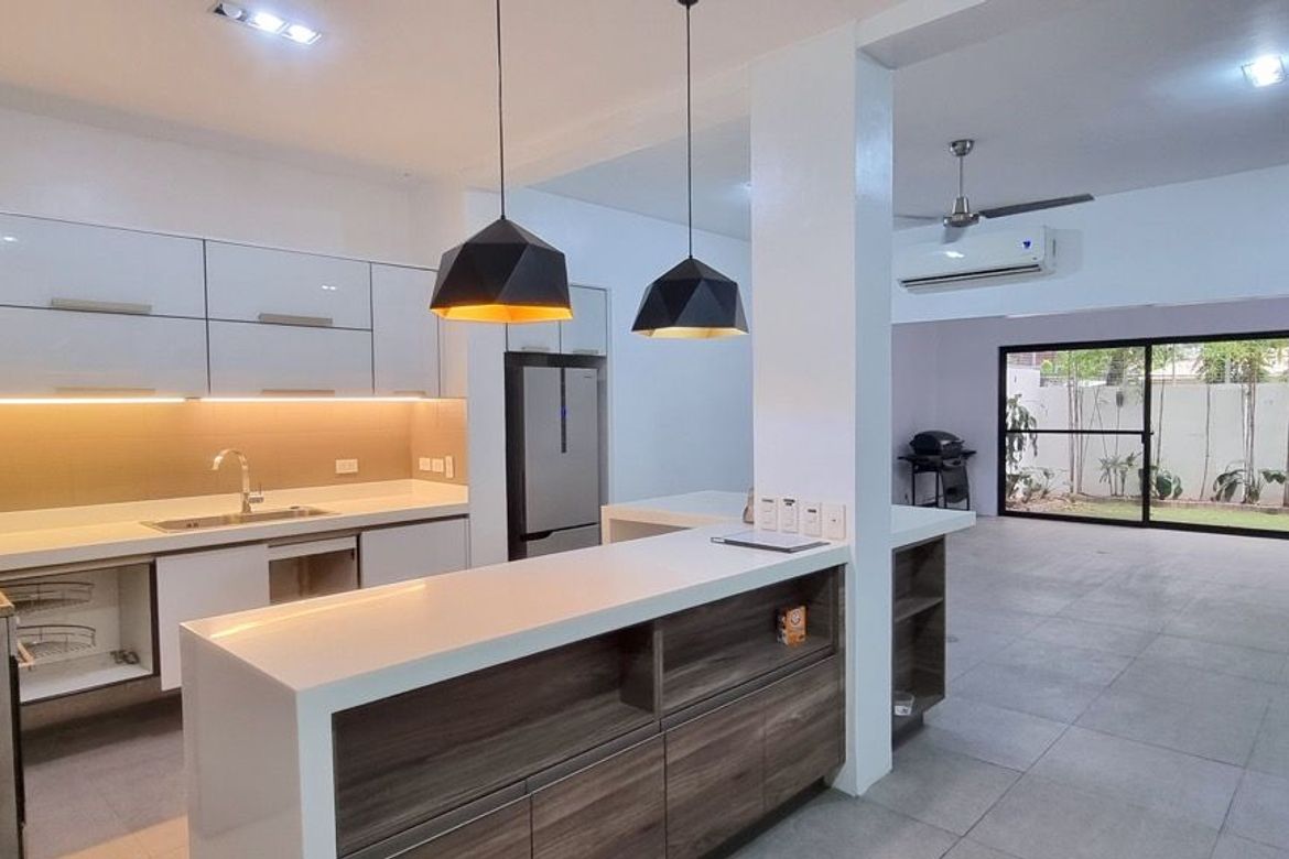 2 Bedroom Townhouse for Sale in Bangkal, Makati, Metro Manila near MRT-3 Magallanes