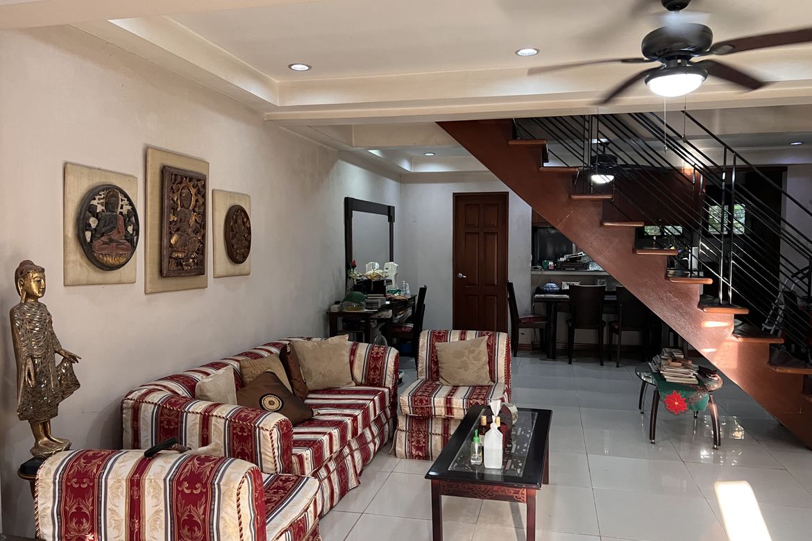 2 Bedroom Townhouse for Sale in Guadalupe Viejo, Makati, Metro Manila near MRT-3 Guadalupe