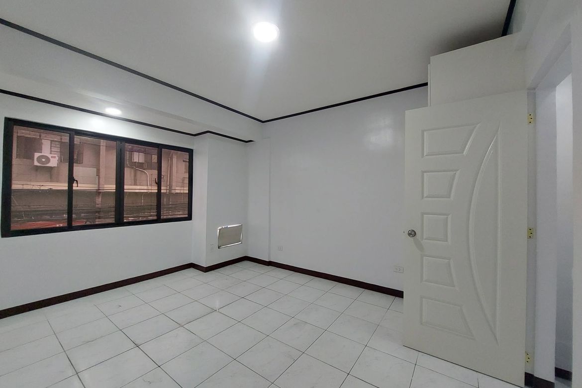 2 Bedroom Townhouse for Sale in Manila, Metro Manila near LRT-2 Legarda – photo 3