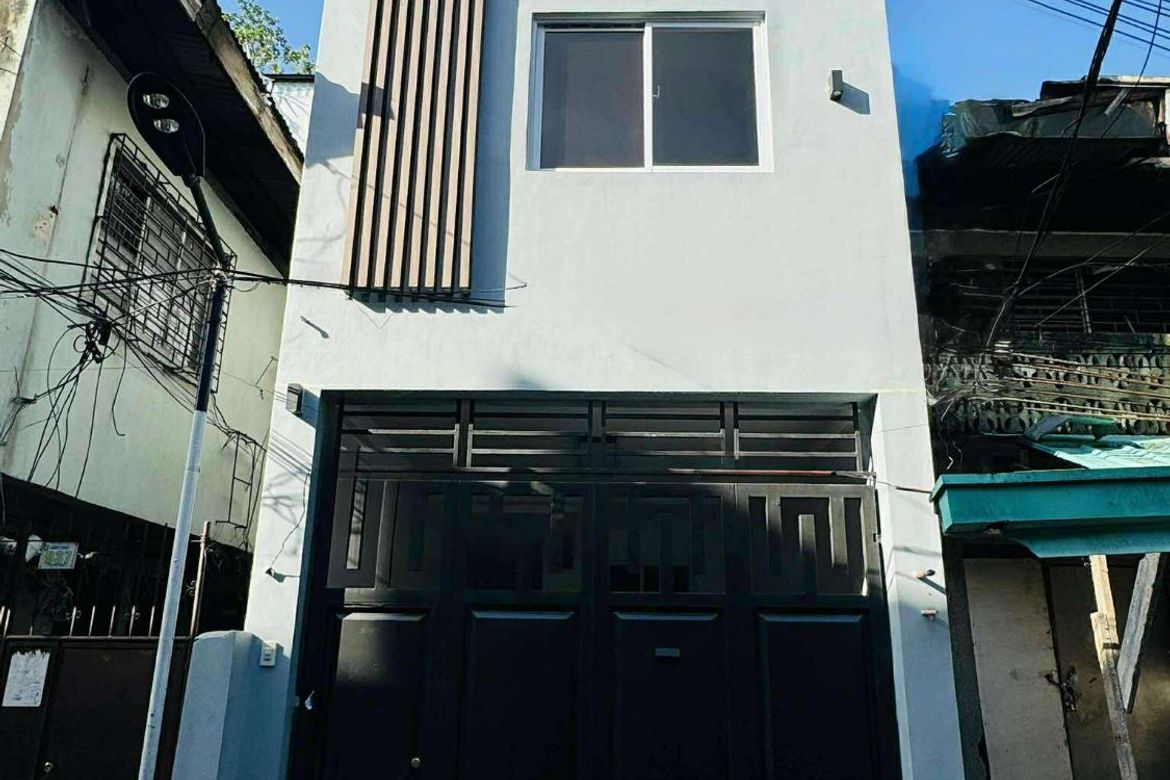 2 Bedroom Townhouse for Sale in Manila, Metro Manila near LRT-2 Legarda