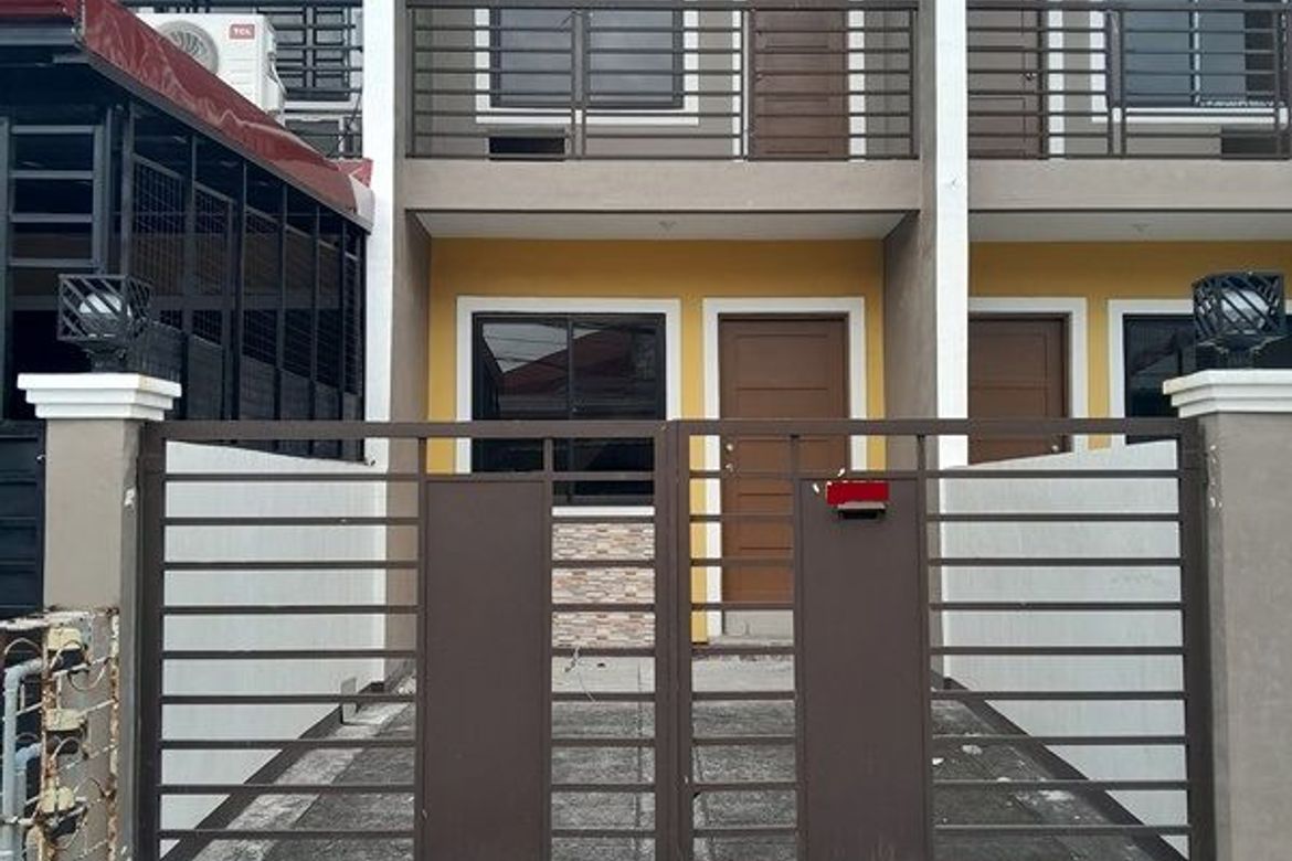 2 Bedroom Townhouse for Sale in Pulang Lupa Dos, Las Piñas, Metro Manila