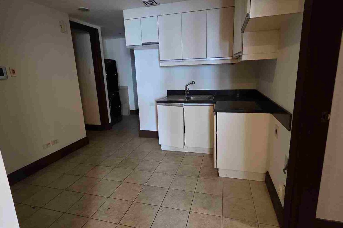 3 Bedroom Apartment for Rent in Urdaneta, Makati, Metro Manila near MRT-3 Ayala photo 5