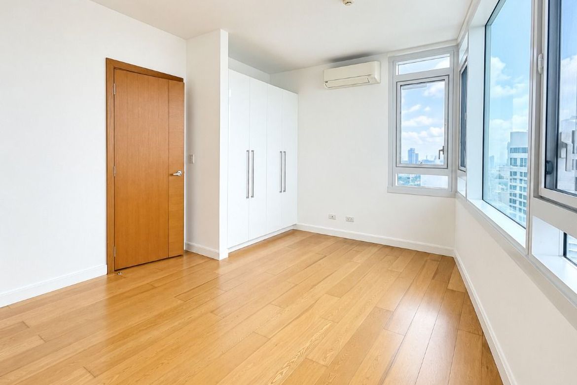 3 Bedroom Condo for Sale in Park Terraces, San Lorenzo, Makati, Metro Manila near MRT-3 Ayala – photo 2