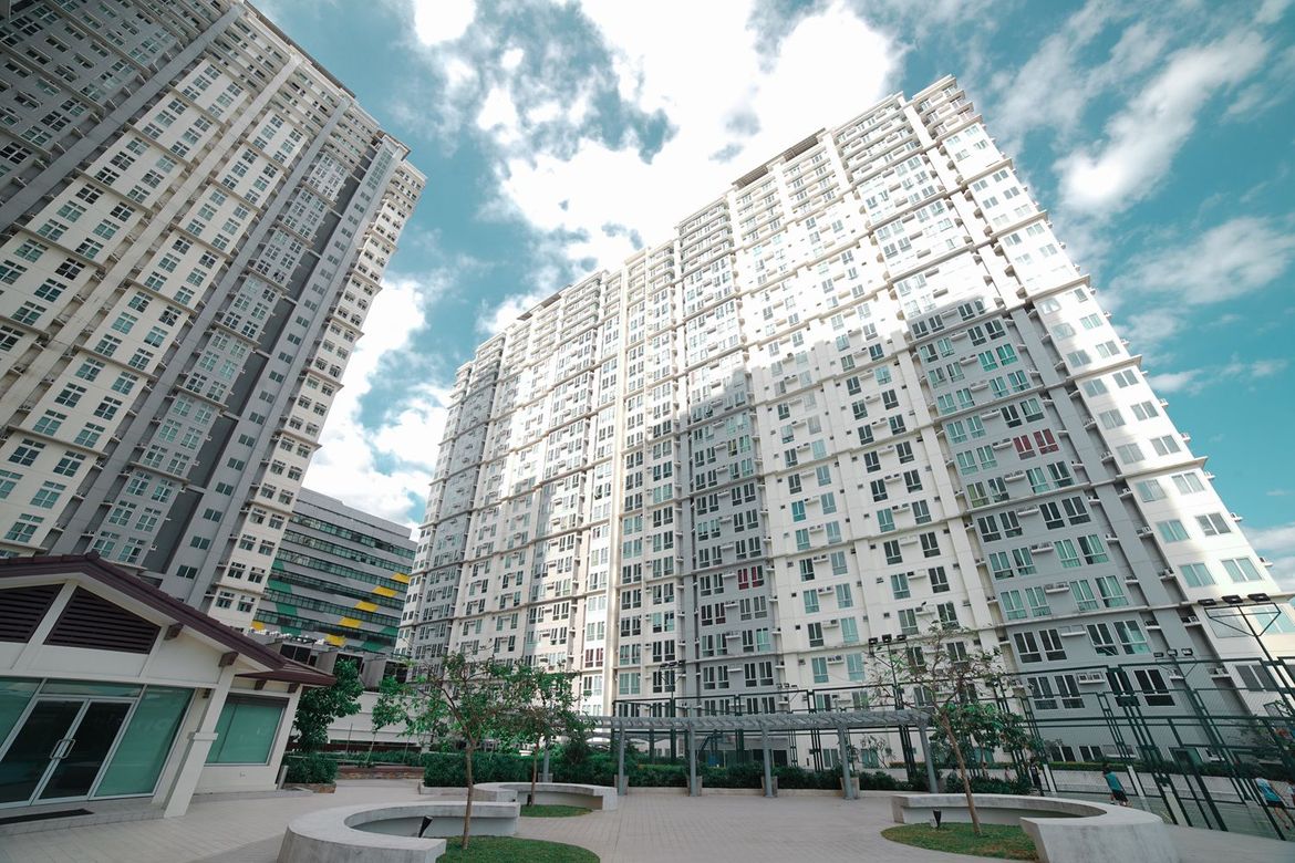 3 Bedroom Condo for Sale in San Lorenzo Place, Bangkal, Makati, Metro Manila near MRT-3 Magallanes