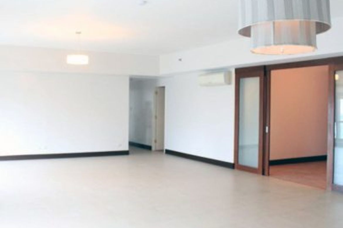 3 Bedroom Condo for Sale in THE SHANG GRAND TOWER, San Lorenzo, Makati, Metro Manila near MRT-3 Ayala