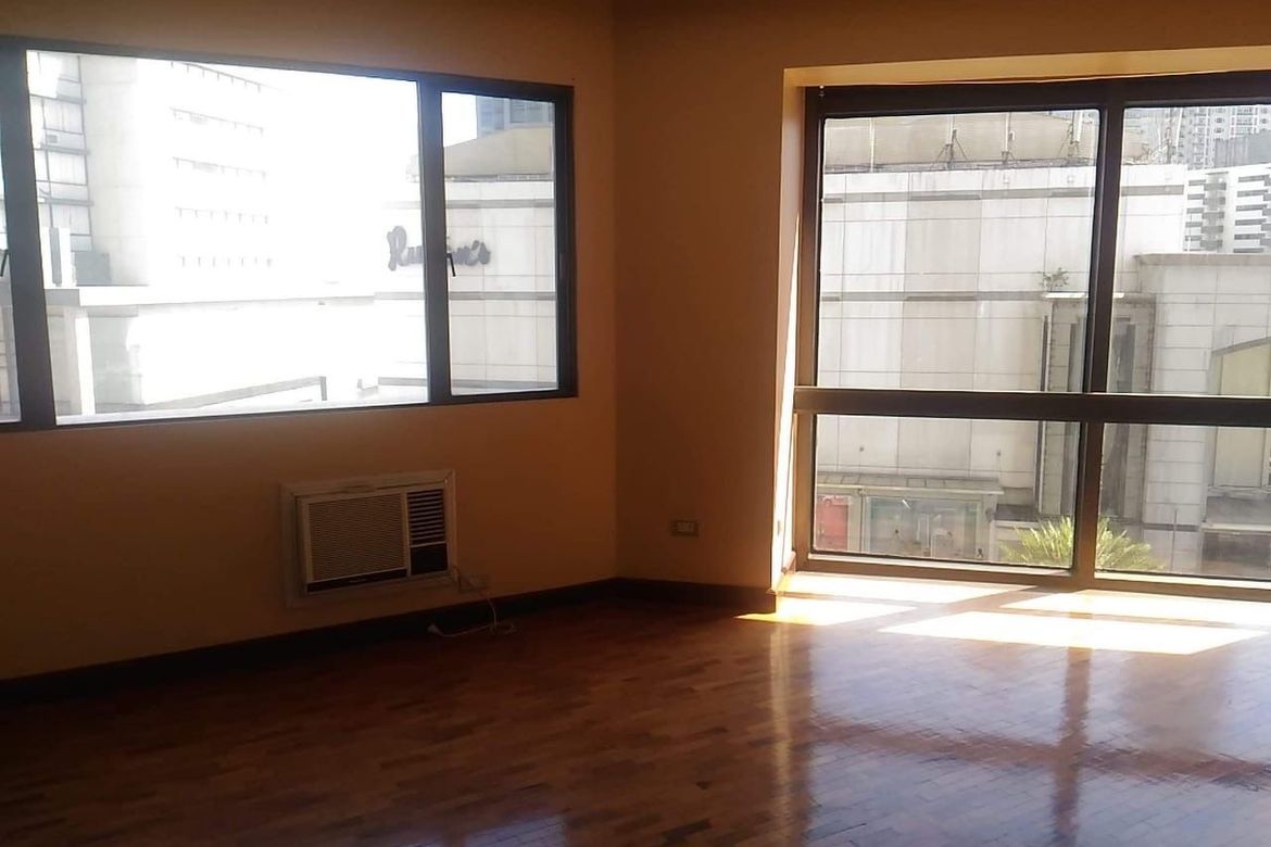 3 Bedroom Condo for Sale in Urdaneta, Makati City near MRT-3 Ayala