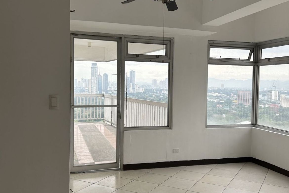 3 Bedroom Condo for Sale in Wack-Wack Greenhills, Mandaluyong, Metro Manila near MRT-3 Shaw Boulevard