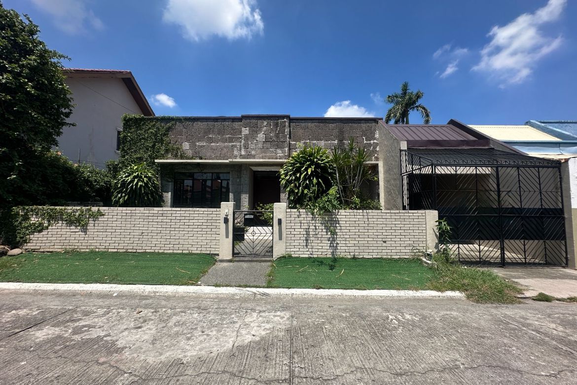 3 Bedroom House for Rent in BF Homes, Parañaque, Metro Manila photo 2
