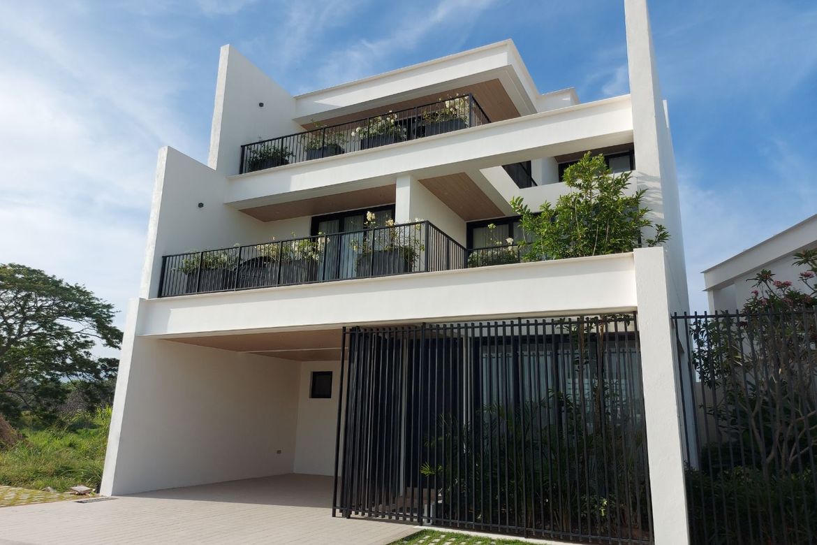 3 Bedroom House for Sale in Canlubang, Calamba, Laguna