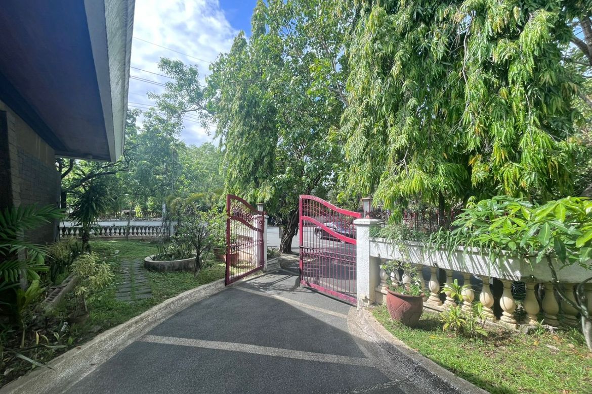 3 Bedroom House for Sale in Dasmariñas North, Makati, Metro Manila near MRT-3 Ayala