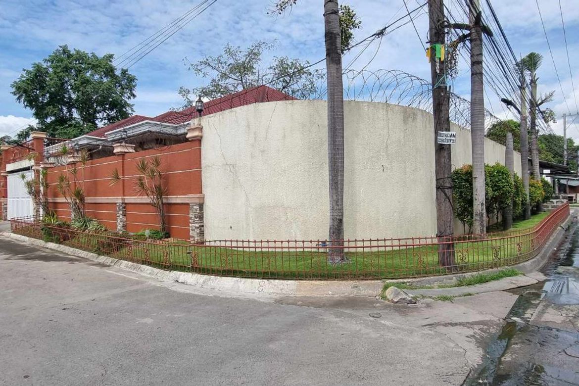 3 Bedroom House for Sale in Malabanias, Angeles, Pampanga